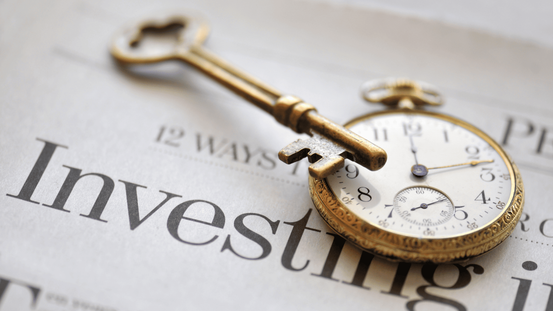 Chiave dorata su giornale Investing — consulenza per famiglie