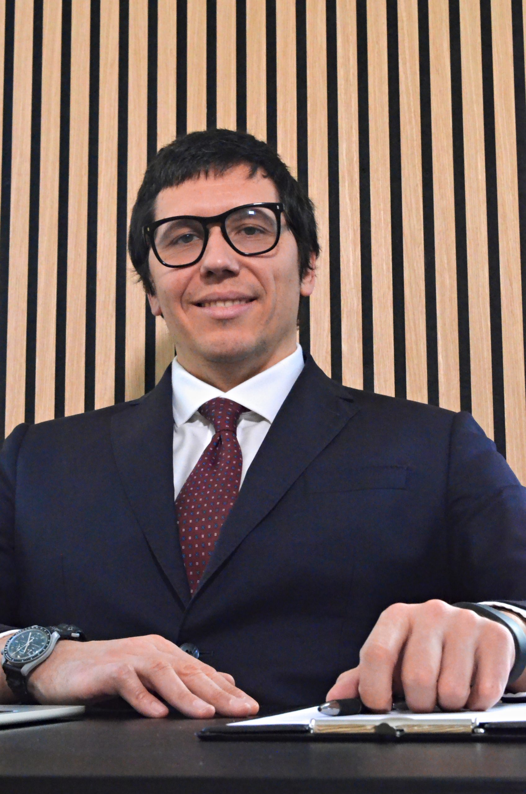 Flavio Coppo, consulente patrimoniale Fineco, in abito professionale